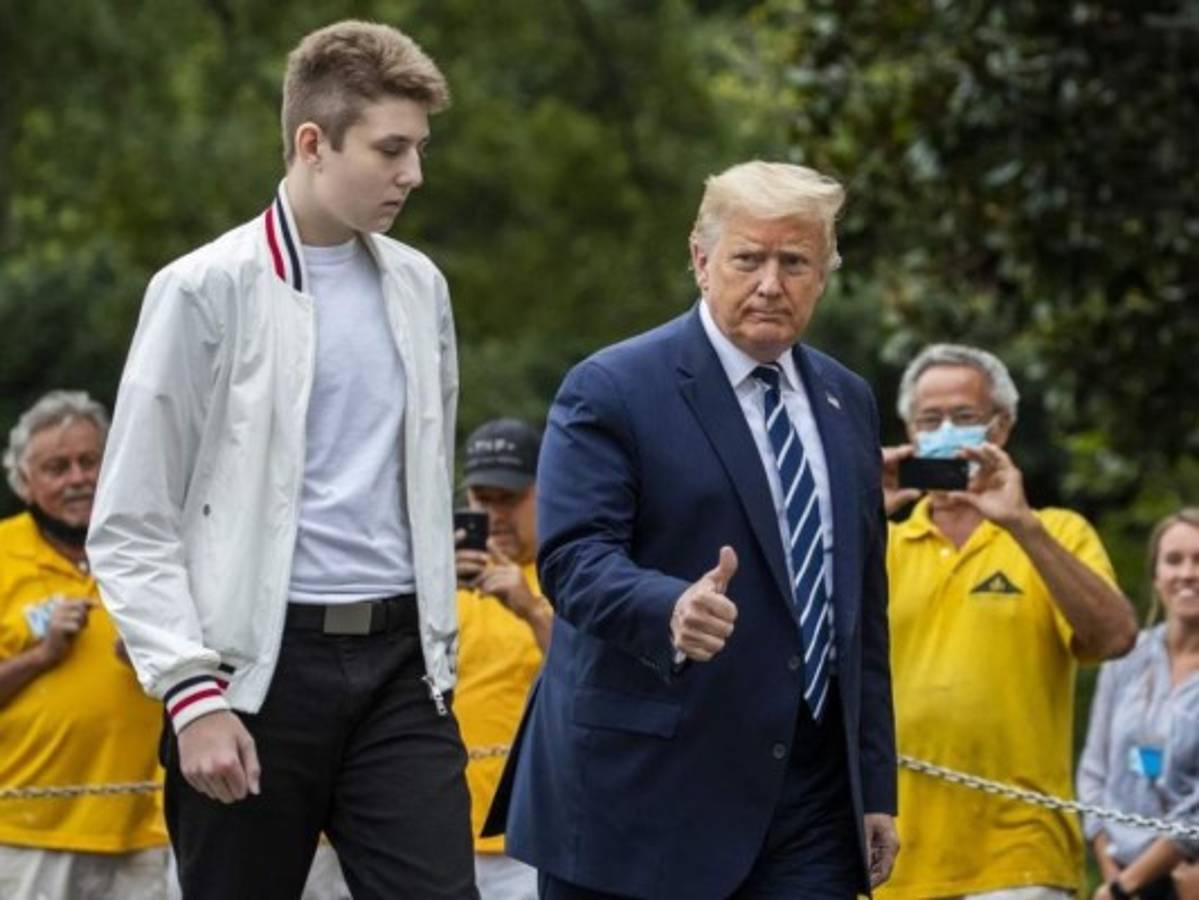 Barron Trump causa sensación al lucir más alto que su madre en Nueva York