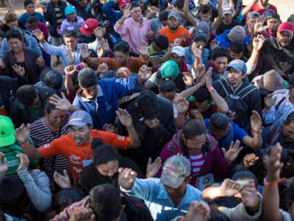 Pobladores de Tijuana atacan con piedras y palos a miembros de la caravana migrante