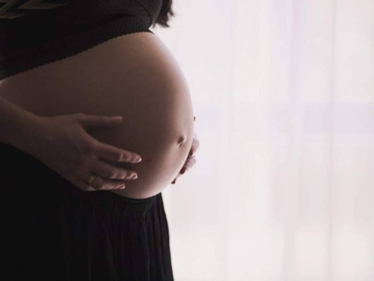 Vacunación contra covid-19 en embarazo es segura, según estudio