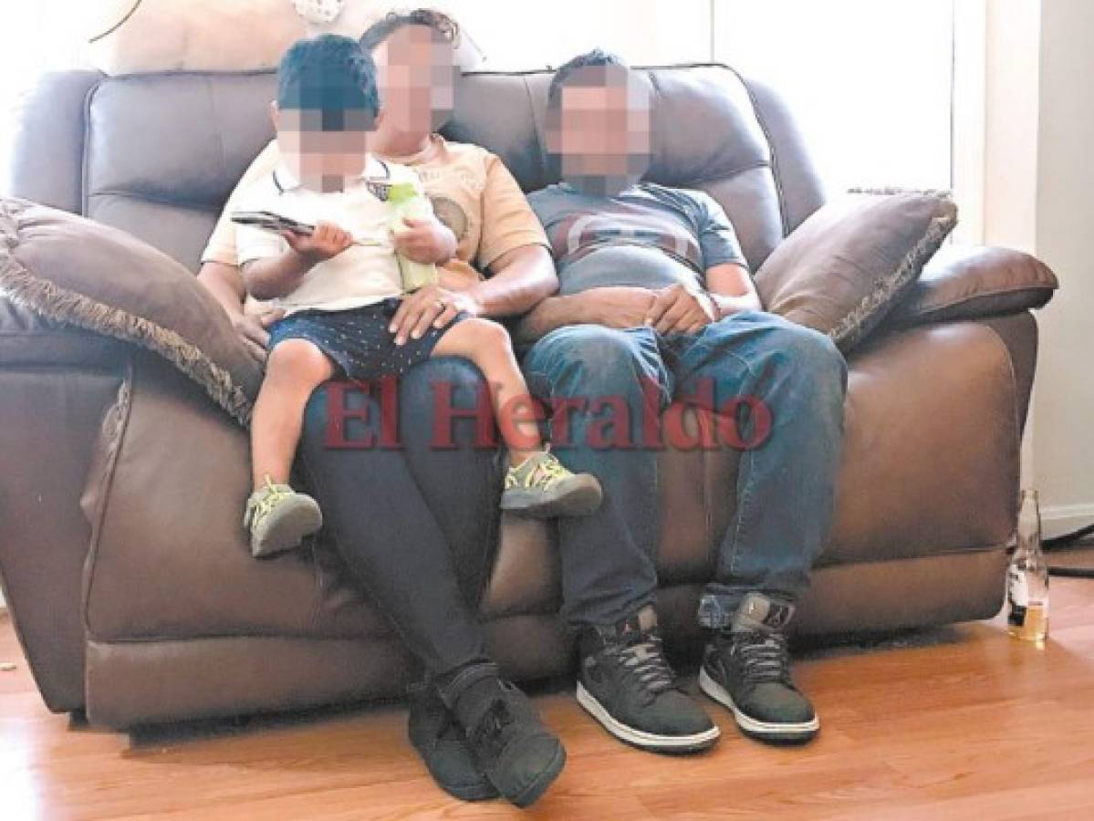 Esta valiente mujer trabaja cada día para sostener junto a su esposo a sus cuatro hijos, aquí con dos de ellos.