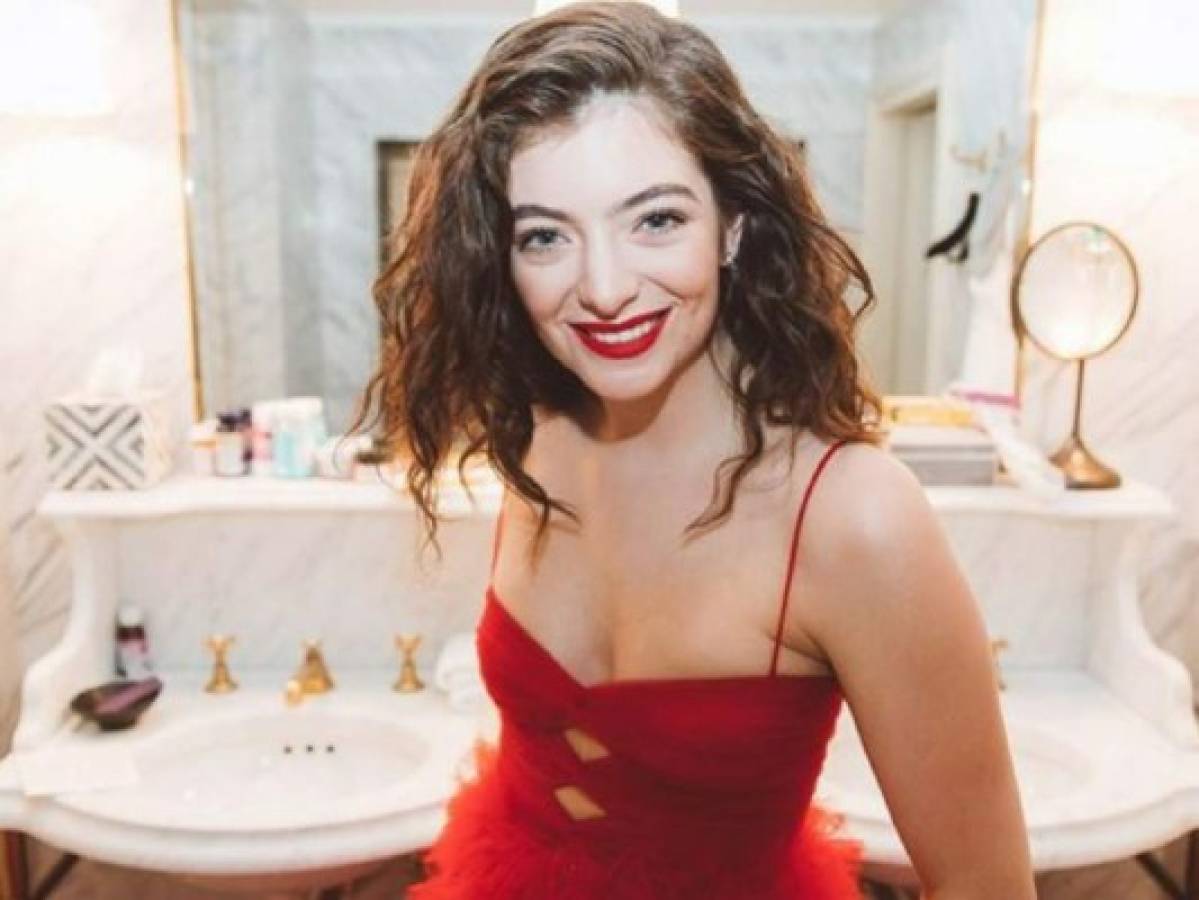 Lorde responde críticas que genera su piel con acné: 'A nivel genético estoy maldita'