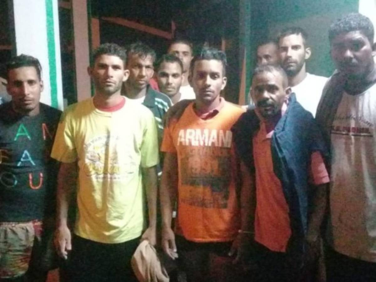 Rescatan a 16 cubanos que llegaron en una balsa improvisada a Guanaja