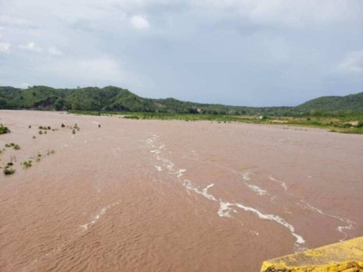 Bordos siguen sin ser reparados y persiste el riesgo de inundaciones