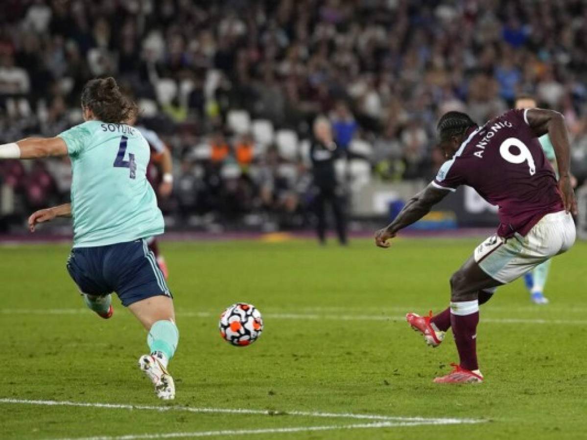 Antonio fija récord, West Ham escala a la cima de la Premier