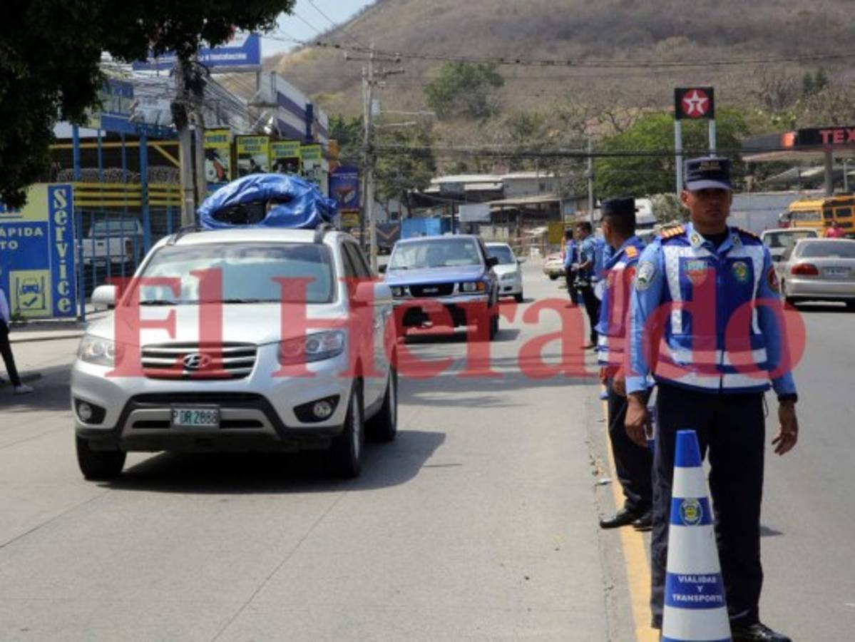 Veraneantes vuelven en caravanas a la ciudad