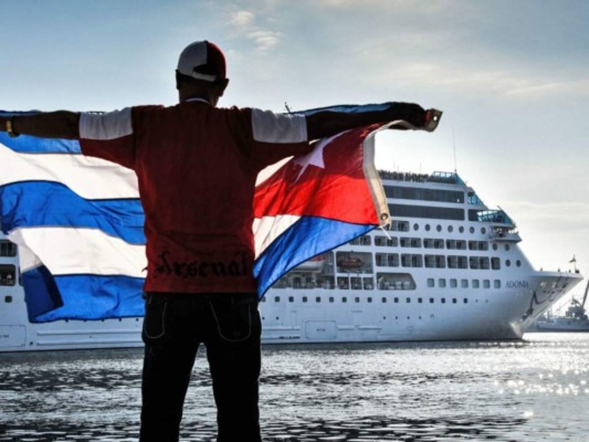 Atraca en La Habana el primer crucero entre EEUU y Cuba en medio siglo