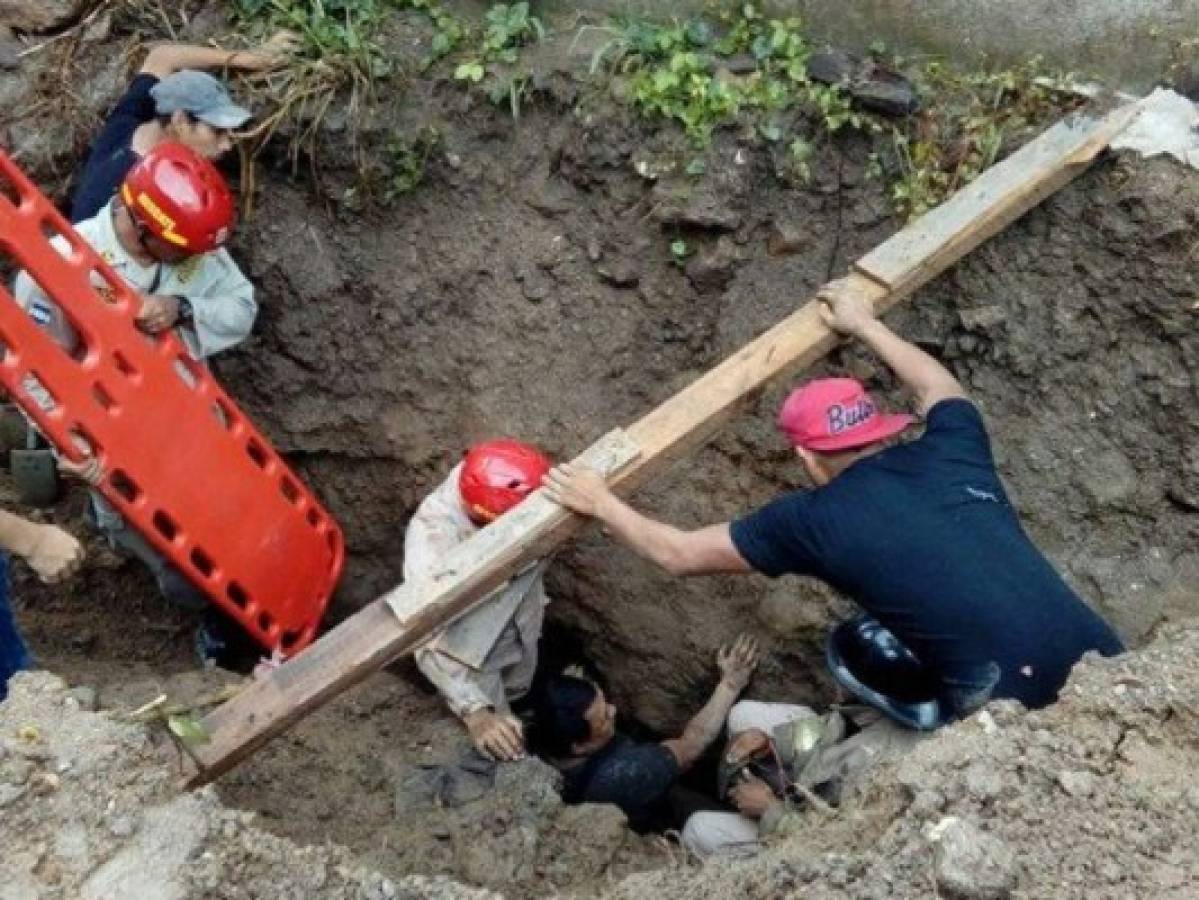 Rescatan con vida a dos obreros soterrados en colonia Juan Lindo de San Pedro Sula