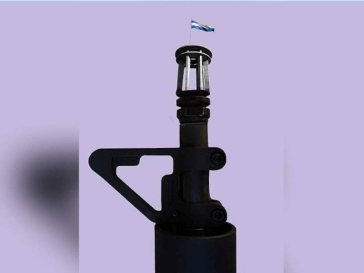 “Monumento a la Paz”. Con audaz ironía despedaza uno de los íconos de la “ciudad de la furia”: el monumento del cerro Juana Laínez descansa en la punta de un fusil.