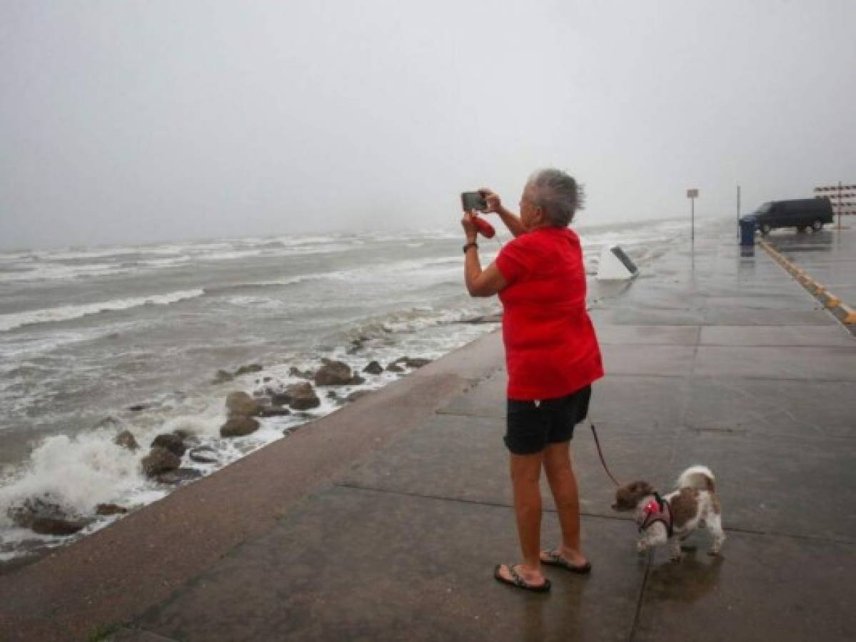 Nicholas se convierte en huracán categoría 1 y se dirige a Texas