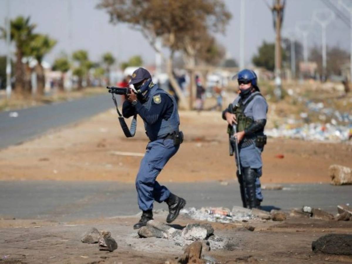 Ola de violencia y saqueos deja 45 muertos en Sudáfrica tras captura de expresidente
