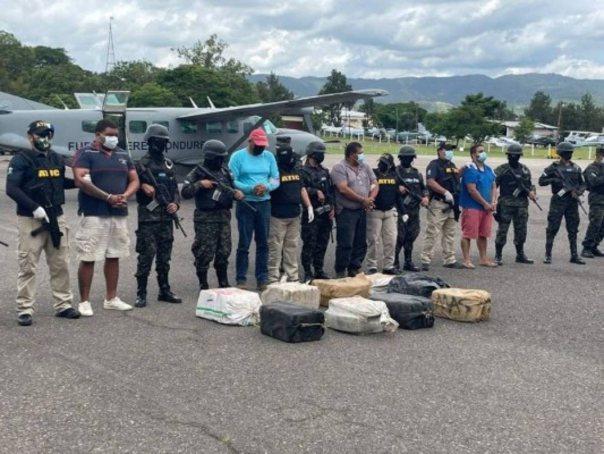 Trasladan a Tegucigalpa al alcalde de Roatán y la droga incautada   