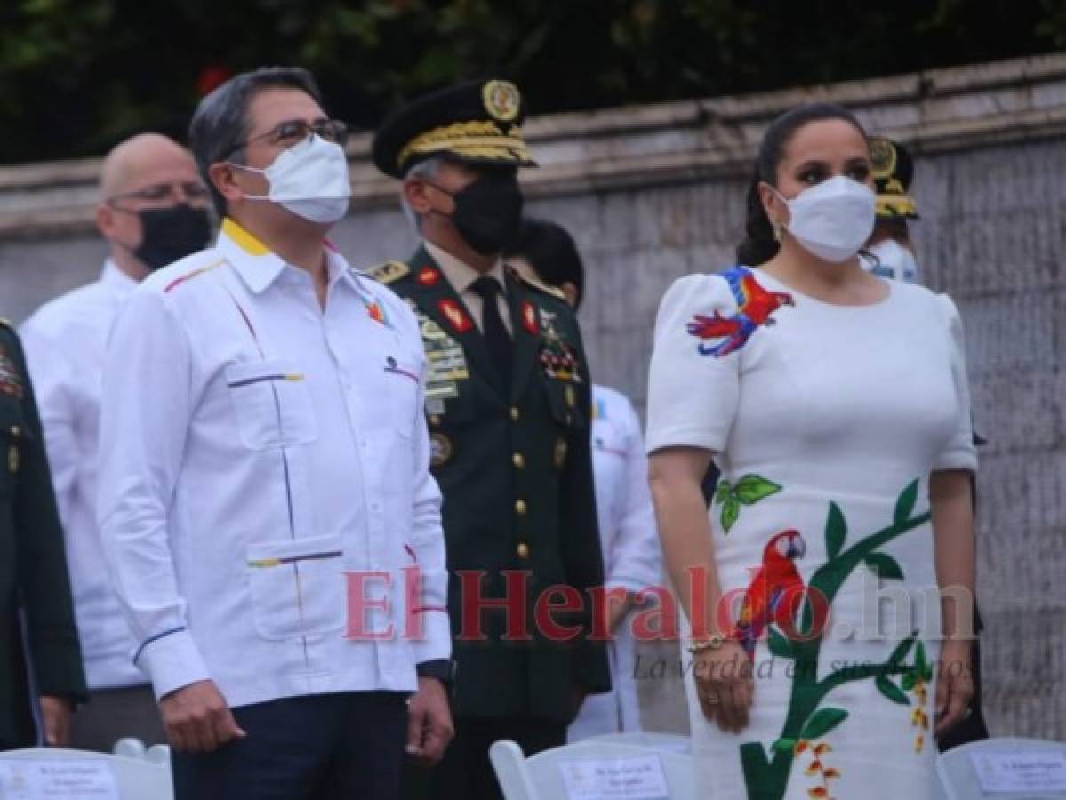 Artesanal y elegante vestido luce Ana García de Hernández en fiestas del Bicentenario  