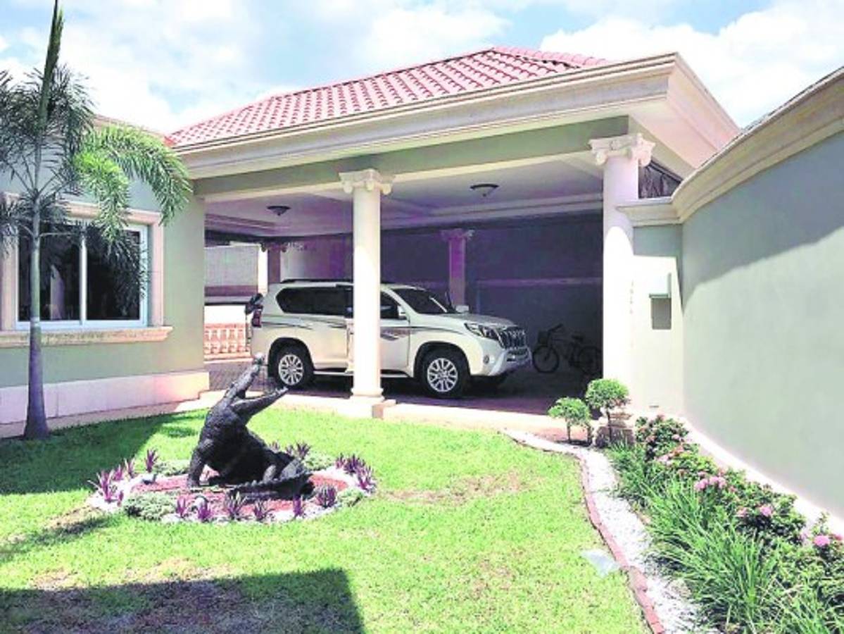 La escultura de un cocodrilo adorna uno de los patios de la lujosa casa en Residencial Maya II, SPS.