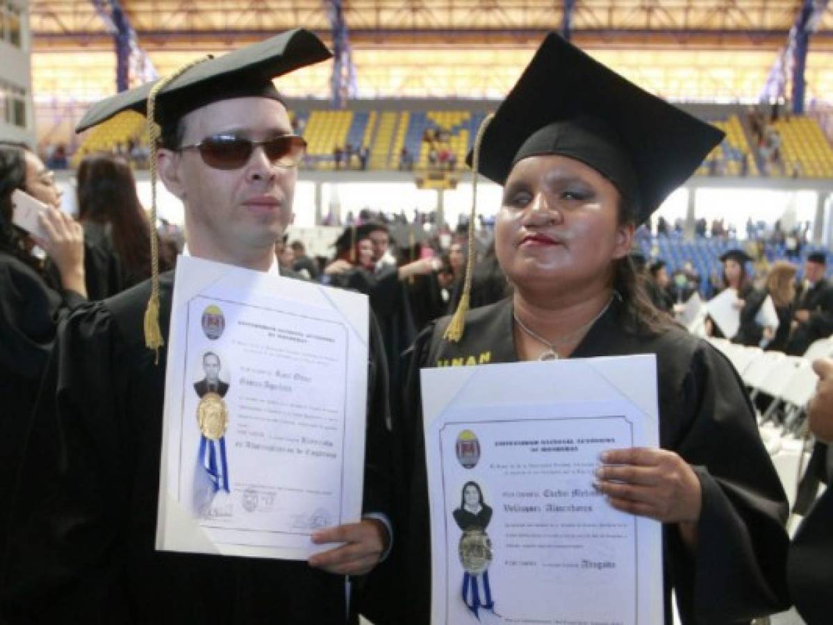 Universidad Nacional Autónoma de Honduras gradúa 1,220 estudiantes, entre ellos dos no videntes