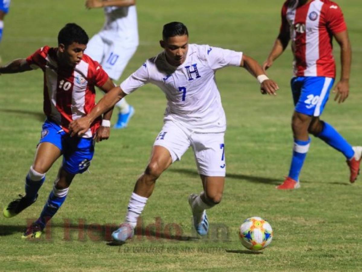 Emilio Izaguirre con el balón en el duelo ante Puerto Rico. (Fotos: Ronal Aceituno / EL HERALDO)