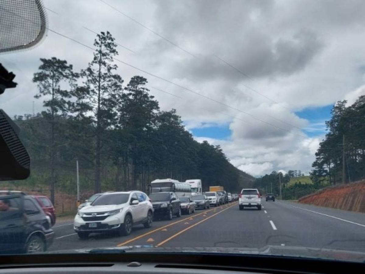 Largas filas y caos vehicular en casetas de peaje en Zambrano tras cierre de Toncontín