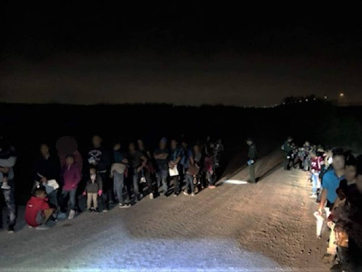 Capturan a más de 400 migrantes en la frontera de El Paso, Texas, en menos de cinco minutos  