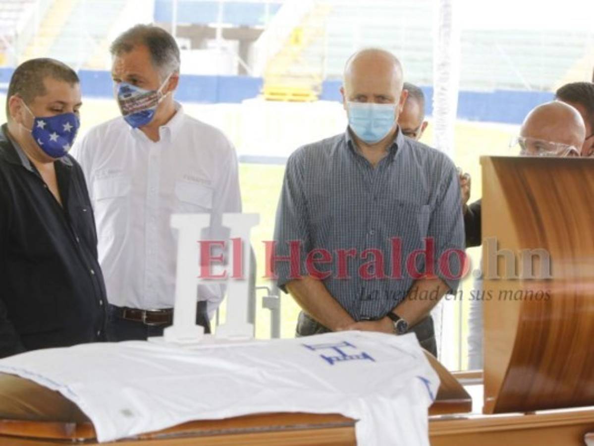 Técnico de la H, Fabián Coito, llega a velorio de Chelato Uclés  