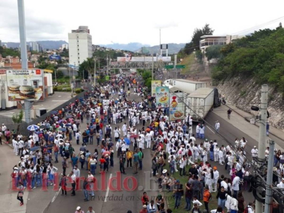 Enfrentamientos y bloqueos dejan movilizaciones de médicos y maestros en Honduras  