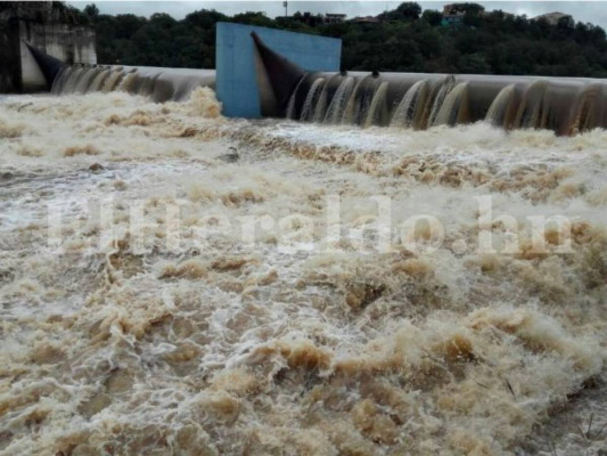 Honduras: Represa Los Laureles se desborda tras alcanzar máximo nivel