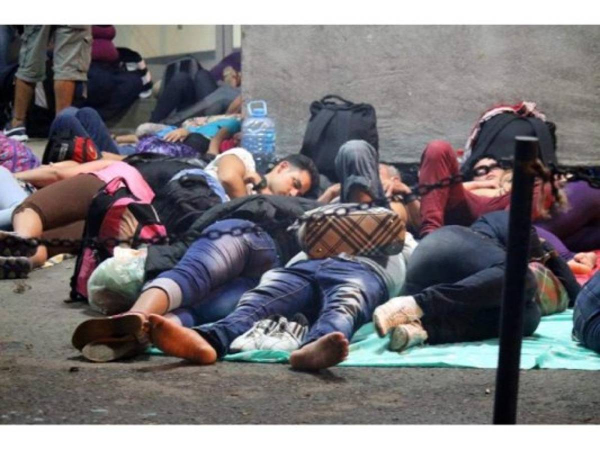 Cientos de emigrantes varados en la frontera entre Colombia y Panamá