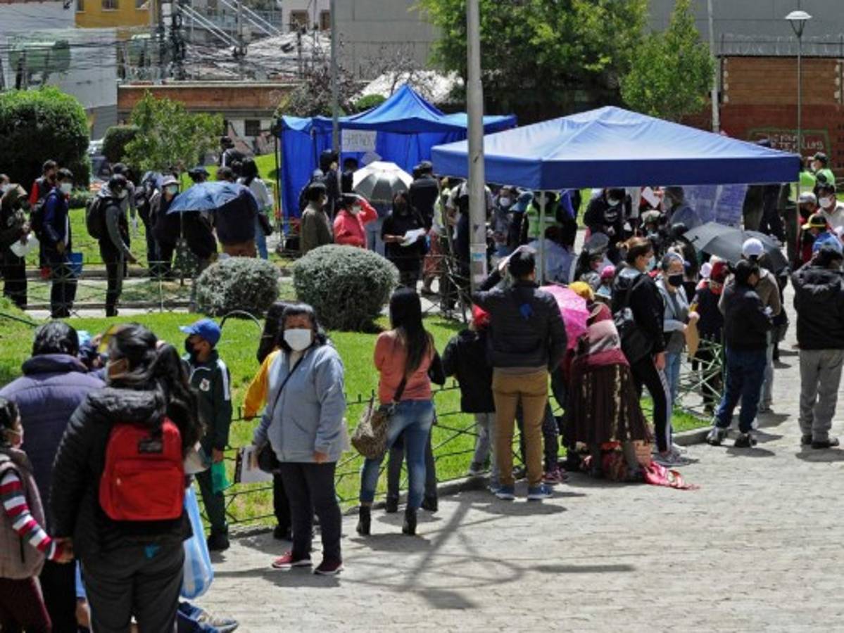 Bolivia: Suspenden obligatoriedad de carné anticovid por colapso de sistema de vacunación