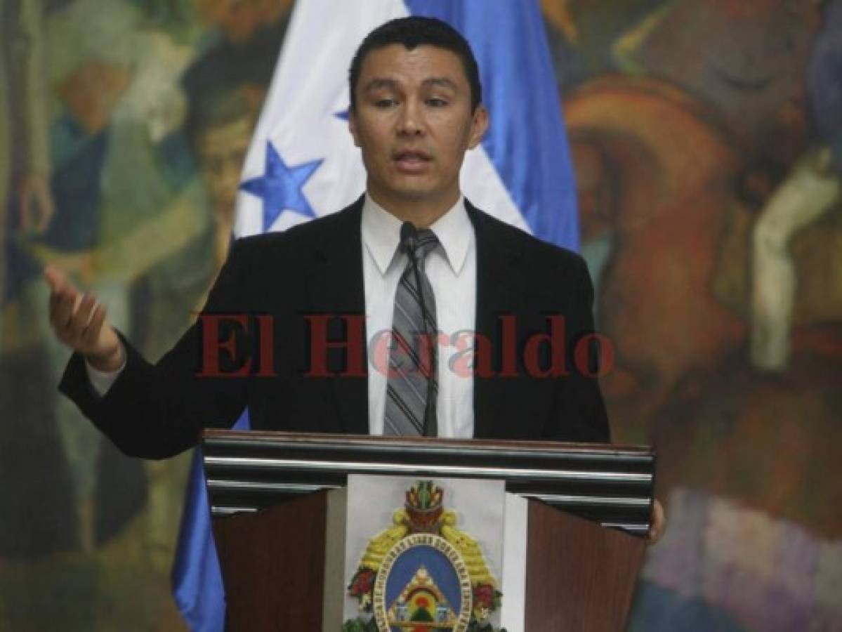 Gobierno se siente 'complacido y contento' con decisión de la OEA: Ebal Díaz