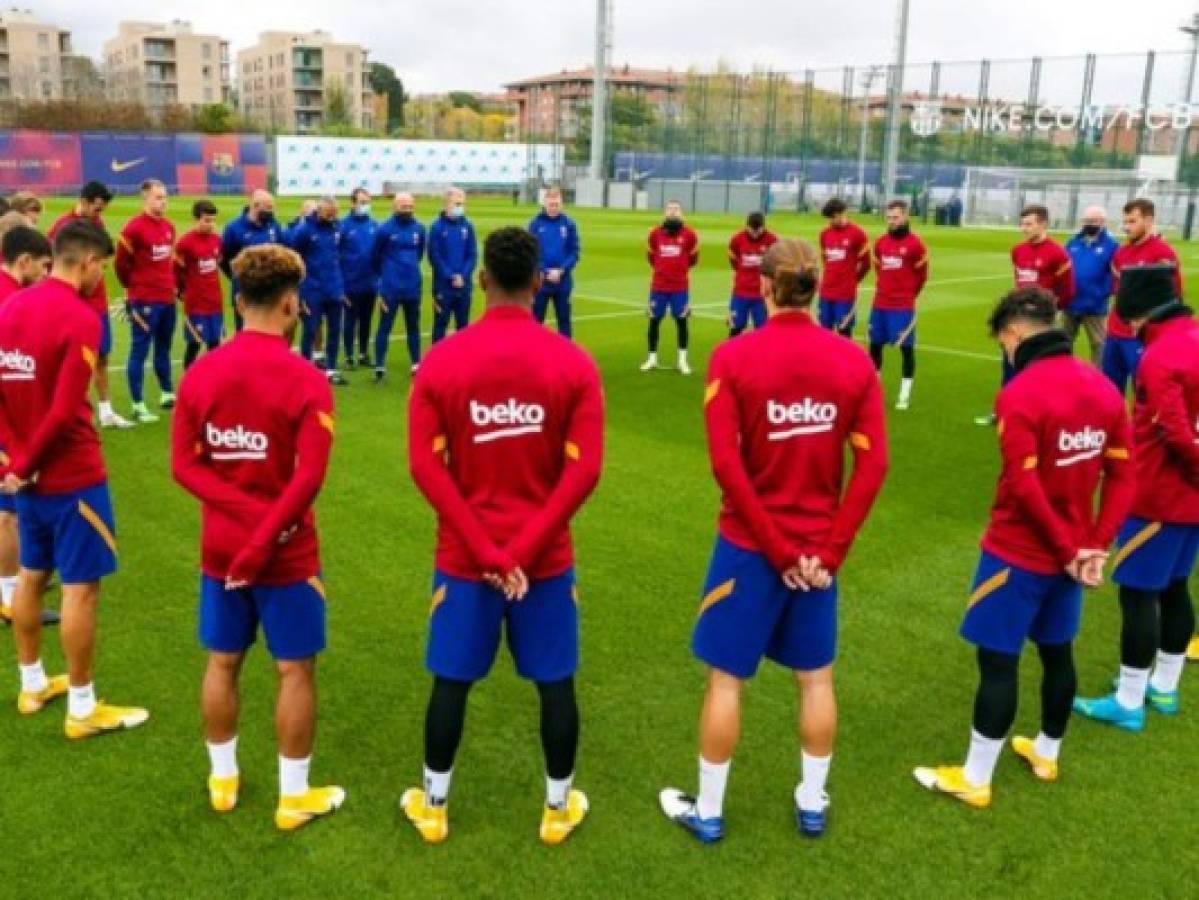 Barcelona guarda un minuto de silencio por Maradona en entrenamiento  