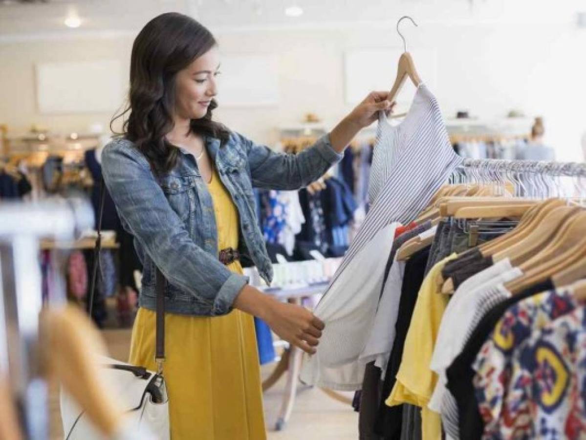 Antes de llegar a las tiendas de ropa, ésta es expuesta a microorganismos durante el proceso de fabricación, almacenaje y transporte.