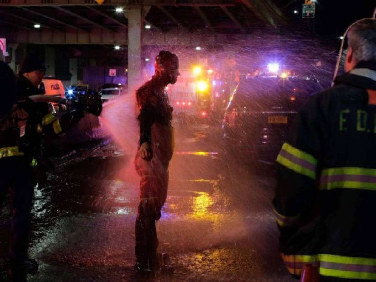 Al menos dos muertos al estrellarse helicóptero en el East River de Nueva York