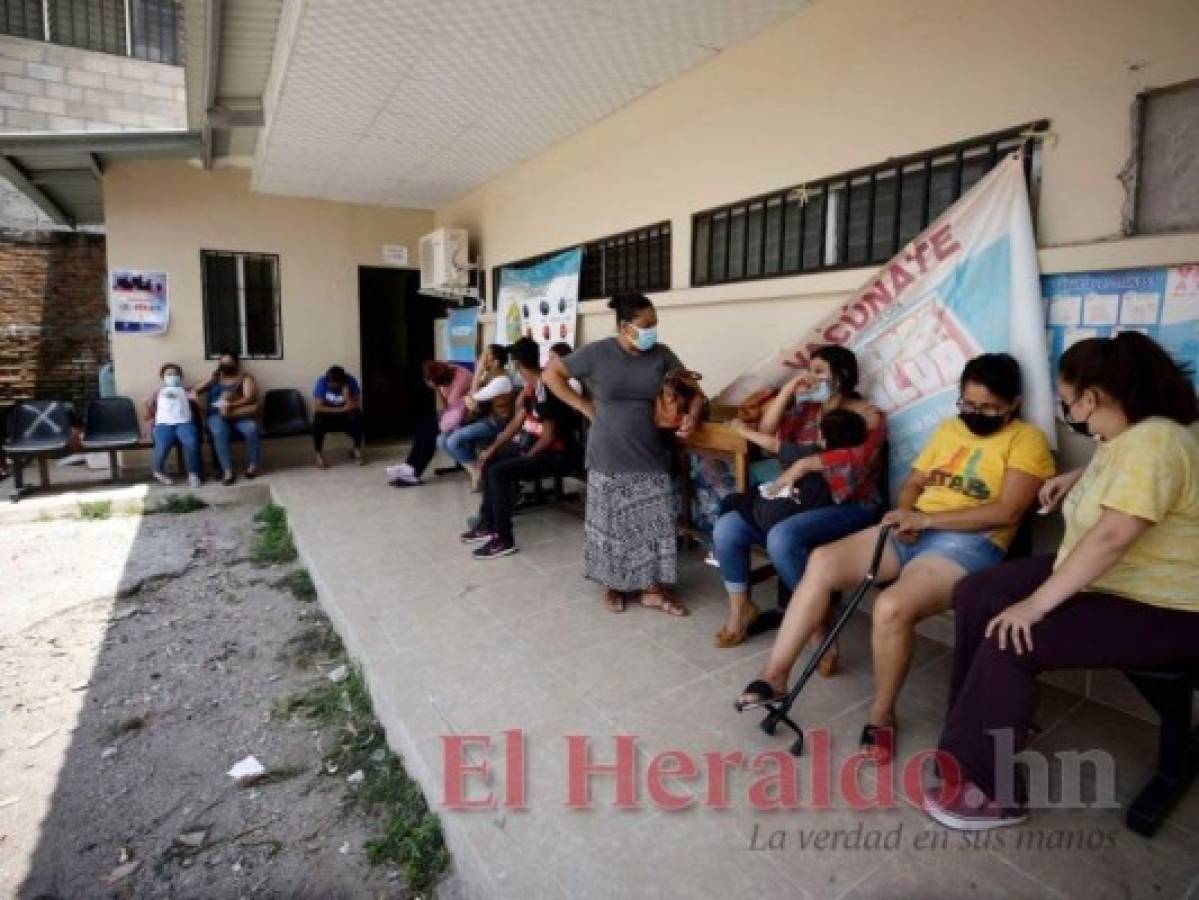 Los hospitales capitalinos están colapsados, algunos no tienen espacio para otro paciente. Foto: Emilio Flores/El Heraldo