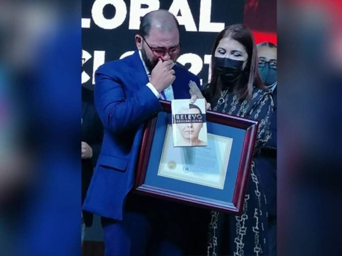 El ahora obispo no pudo contener las lágrimas durante el emotivo momento de su carrera religiosa. Foto: Cortesía Tribuna Cristiana