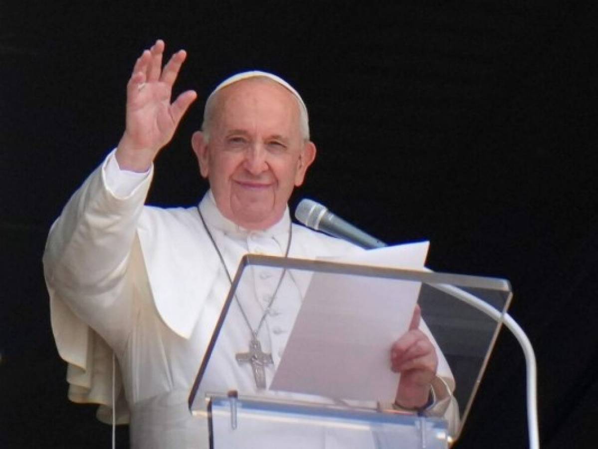 Papa Francisco desayuna y da un paseo tras su operación