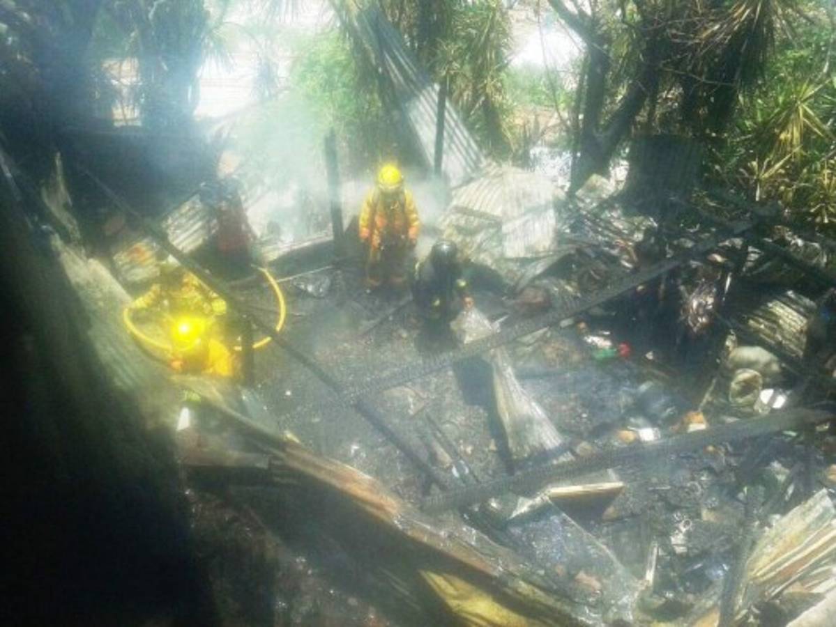 Rescatan ilesos a dos menores de un incendio en barrio San Martín