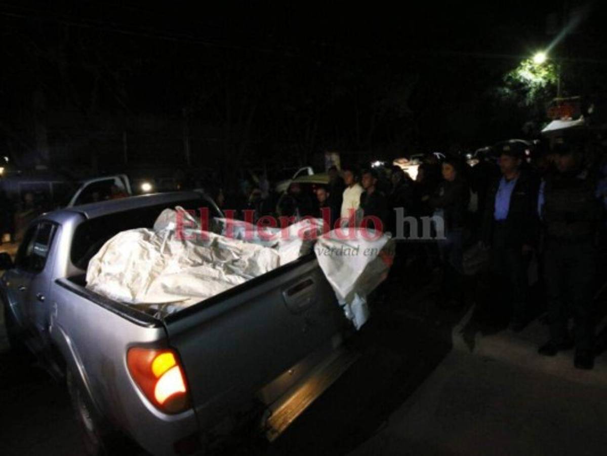 Momento en que trasladan hacia Tegucigalpa los cuerpos de los 18 reos fallecidos en la reyerta. Foto: Johny Magallanes / EL HERALDO.