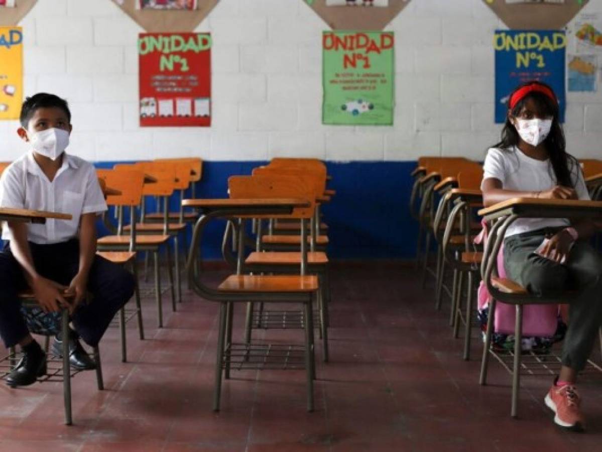 Estudiantes regresan de forma gradual a las aulas en El Salvador