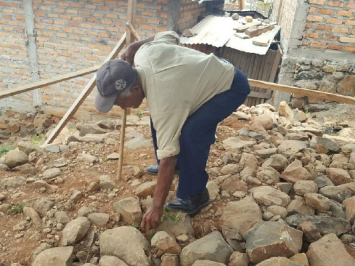 Anciano necesita apoyo para construir vivienda