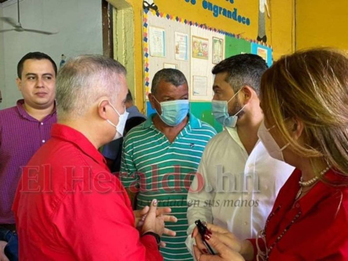 Yani Rosenthal acompaña a Quintín Soriano a votar en Choluteca