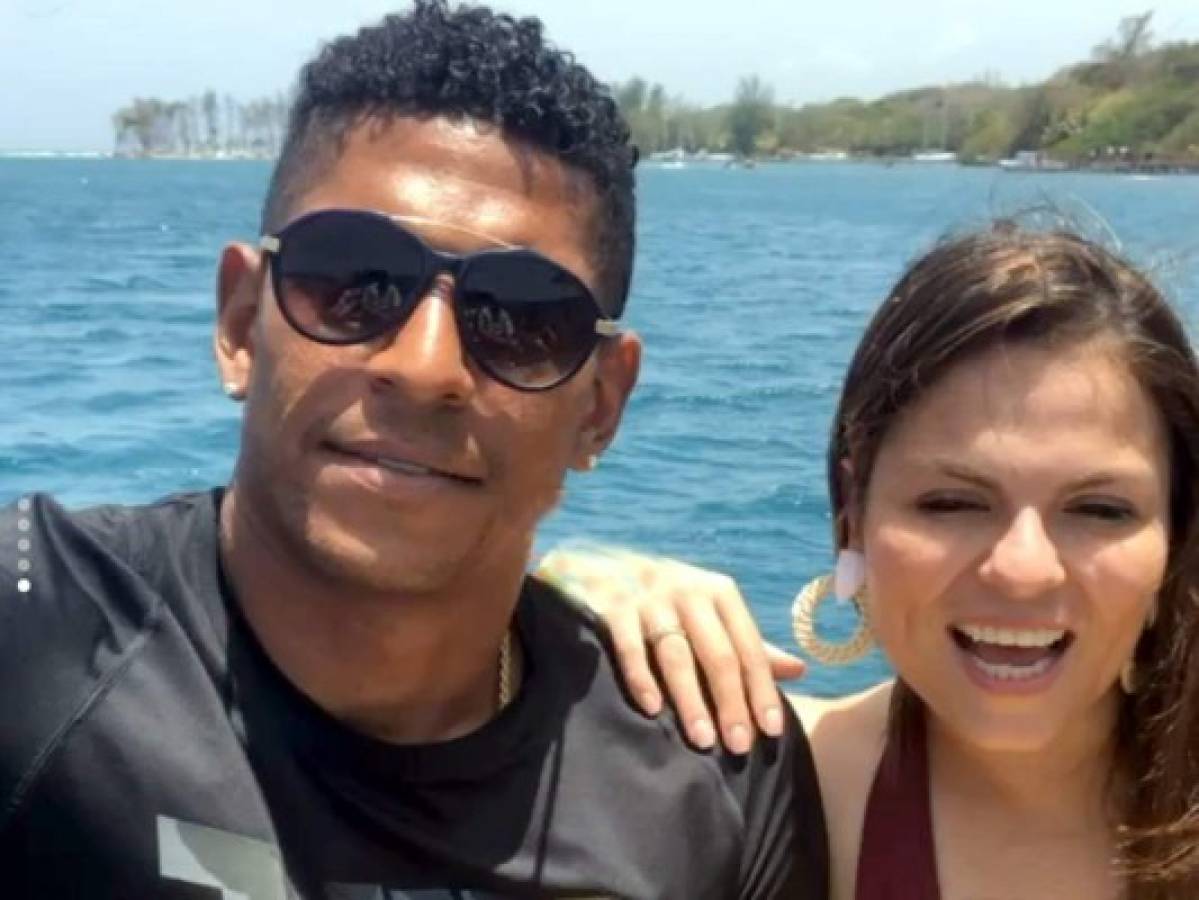 Carlo Costly presume su luna de miel en Roatán