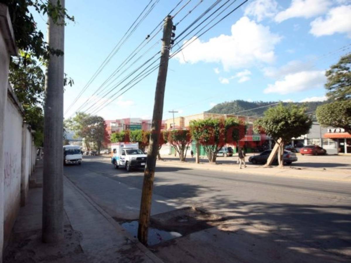 Poste de energía eléctrica es un peligro en el bulevar Los Próceres de Tegucigalpa