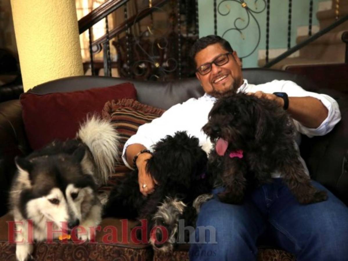 Julio Quiñónez ama a sus cuatro amorosas perritas: Nini, Luna, Moly y Mily.