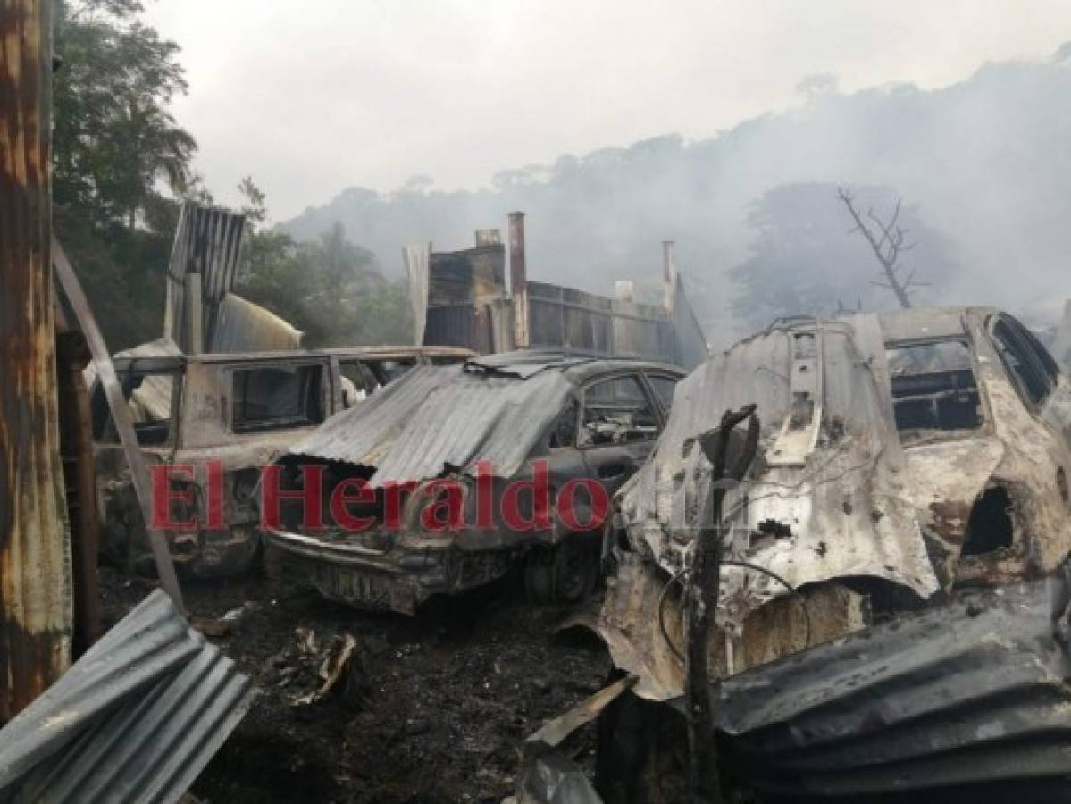 Ocho vehículos quemados dejó choque de rastra en la salida al sur