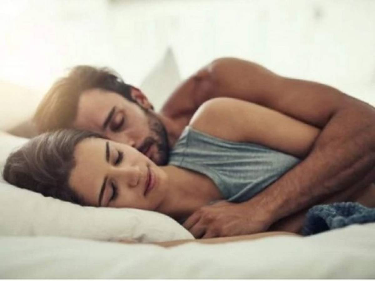 Beneficios de dormir abrazados en 'cucharita' con tu pareja