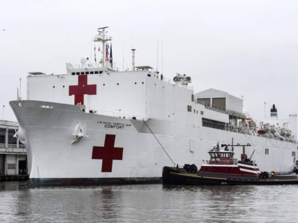 Buque hospital militar llega a Nueva York para ayudar en la pandemia