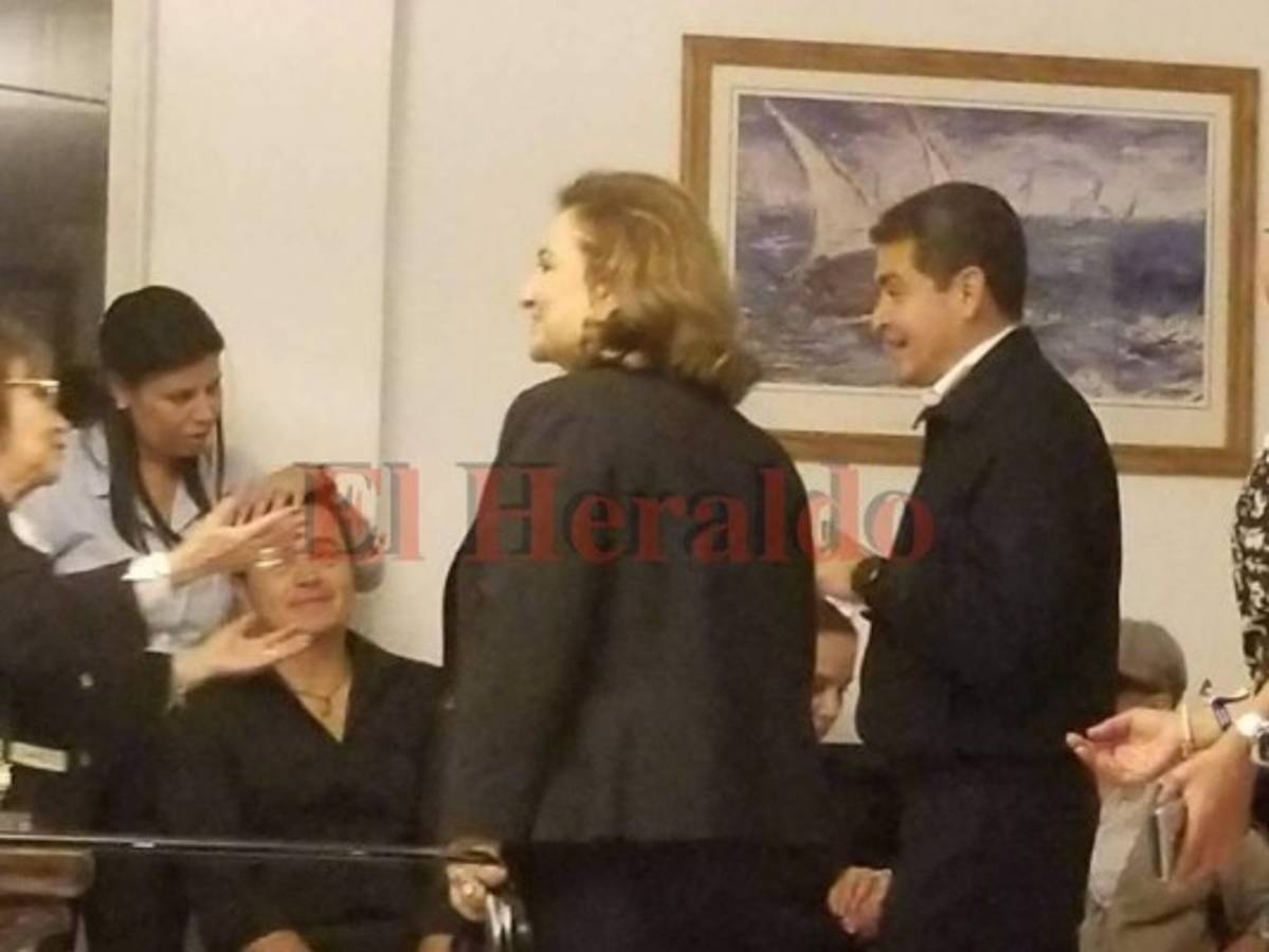 Presidente Juan Orlando llega a la funeraria al velorio de su hermana Hilda Hernández