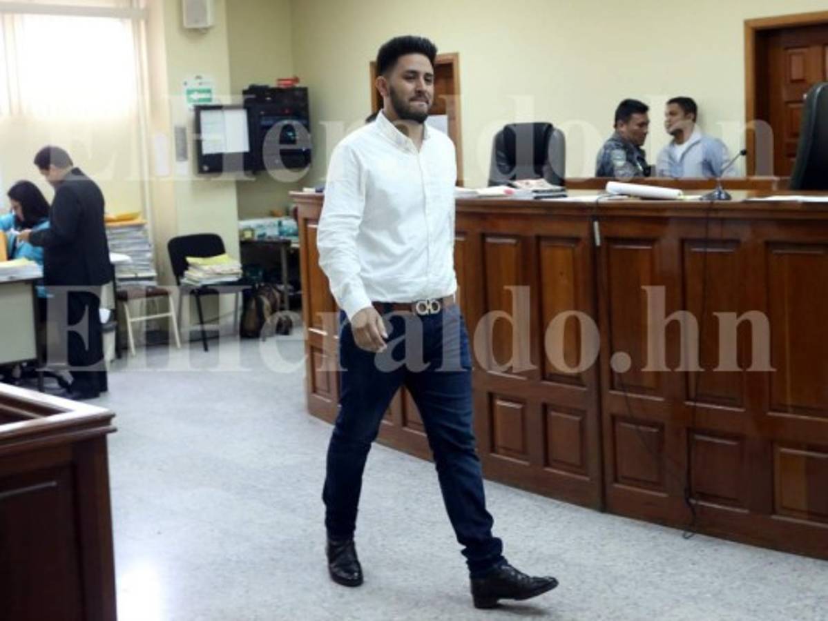 Las camisas blancas de Kevin Solórzano durante el juicio