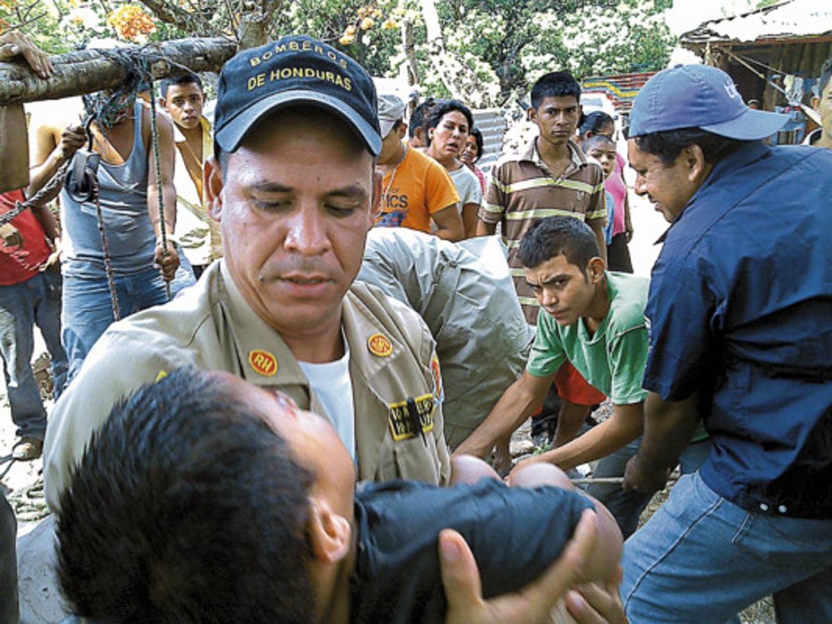 Dramático rescate de tres personas que quedaron atrapadas en un pozo
