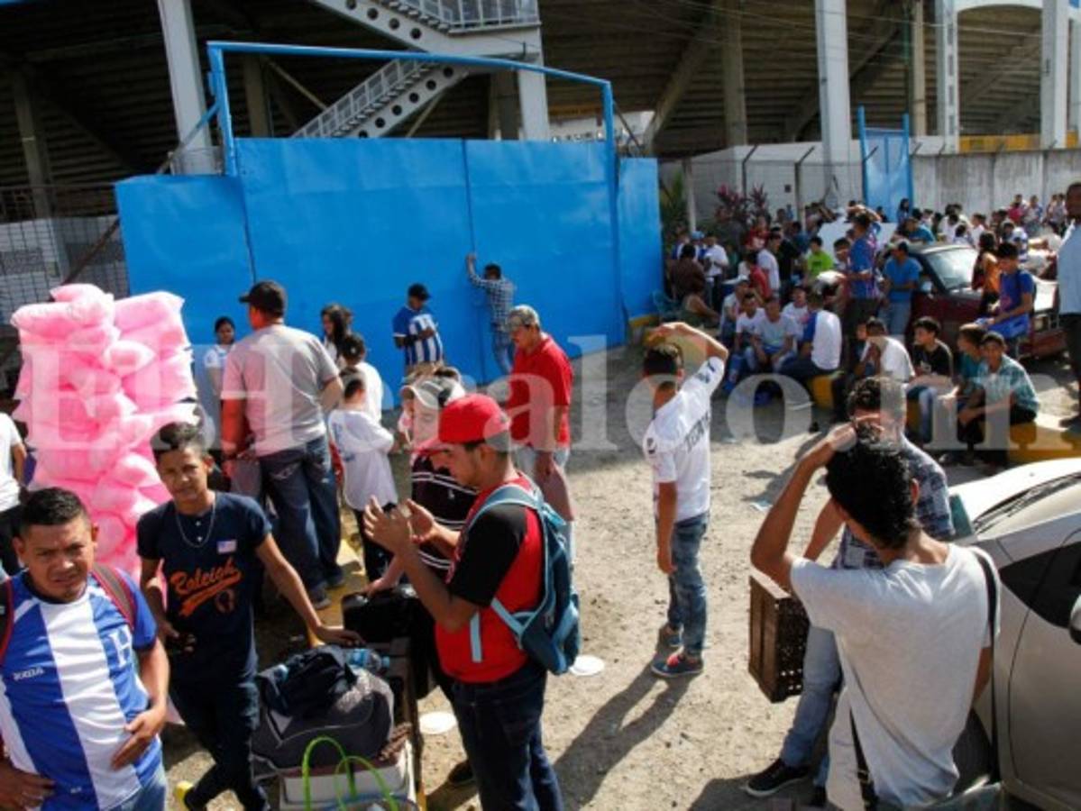 El fervor por la Selección de Honduras se siente desde temprano en el Olímpico