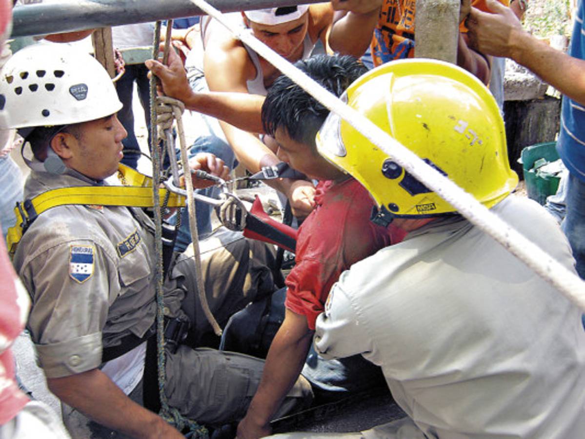 Dramático rescate de tres personas que quedaron atrapadas en un pozo