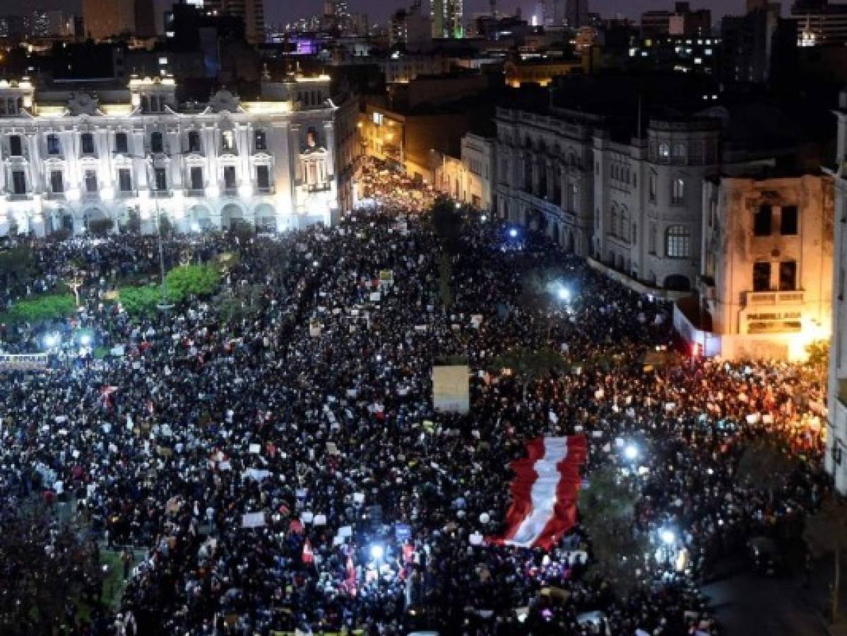 Miles de peruanos marchan contra el nuevo presidente Merino  